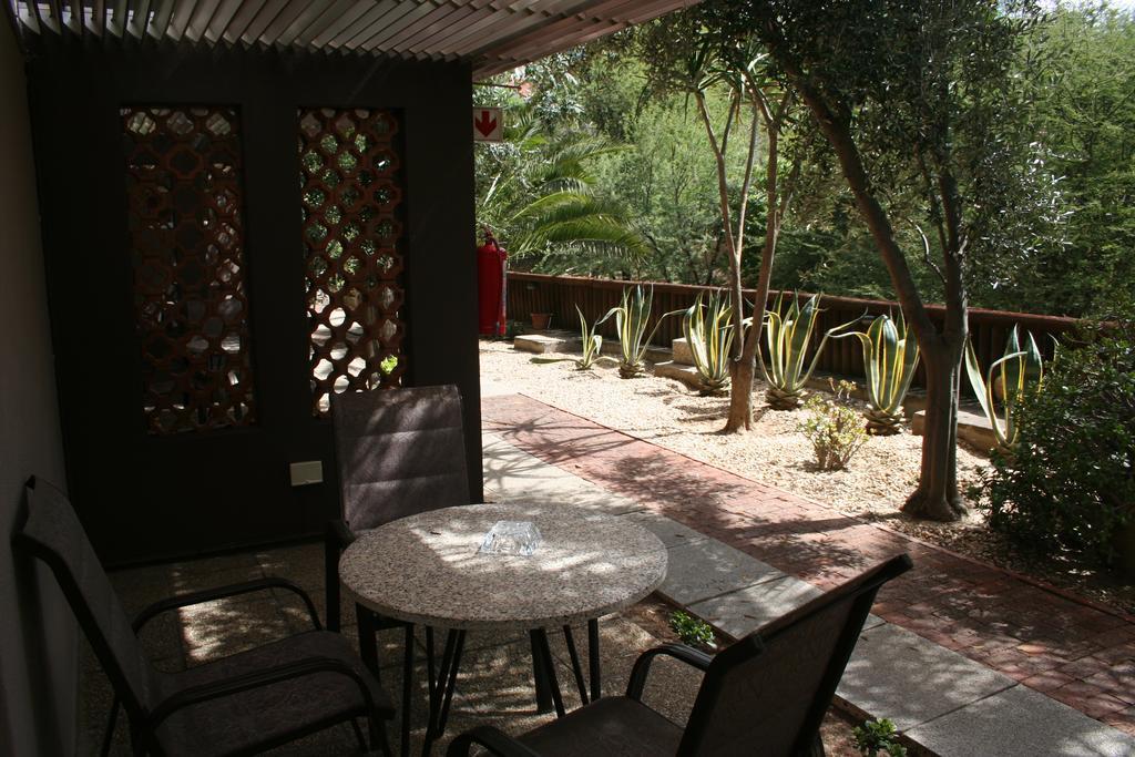 De Vagebond Hotel-Pension Windhoek Dış mekan fotoğraf